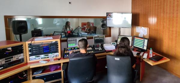 تزامنا مع انطلاق الموسم الجديد: "الإذاعة الوطنية" تكشف عن شبكة برامجها المتنوعة 